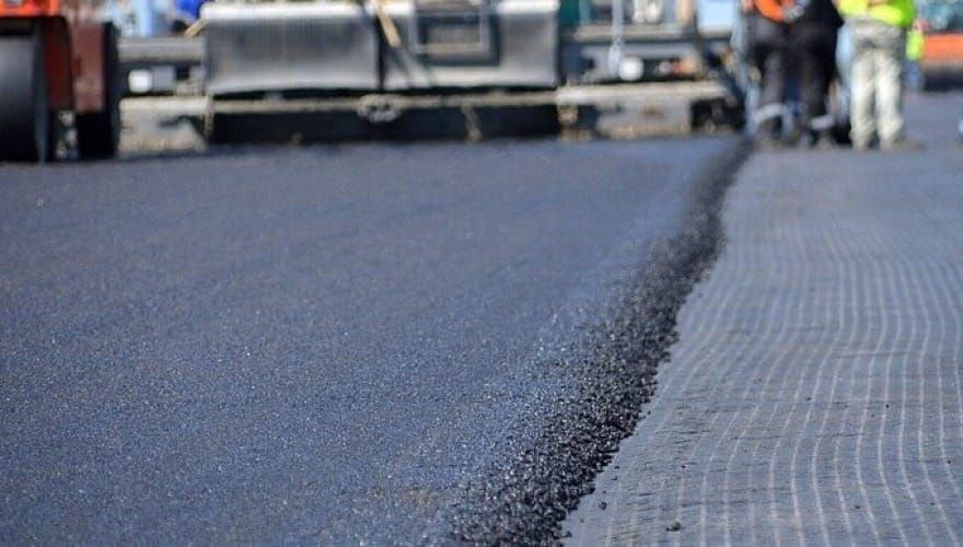 Ала-Бука – Таш-Көмүр жолунун 3 чакырымына асфальт төшөлүүдө