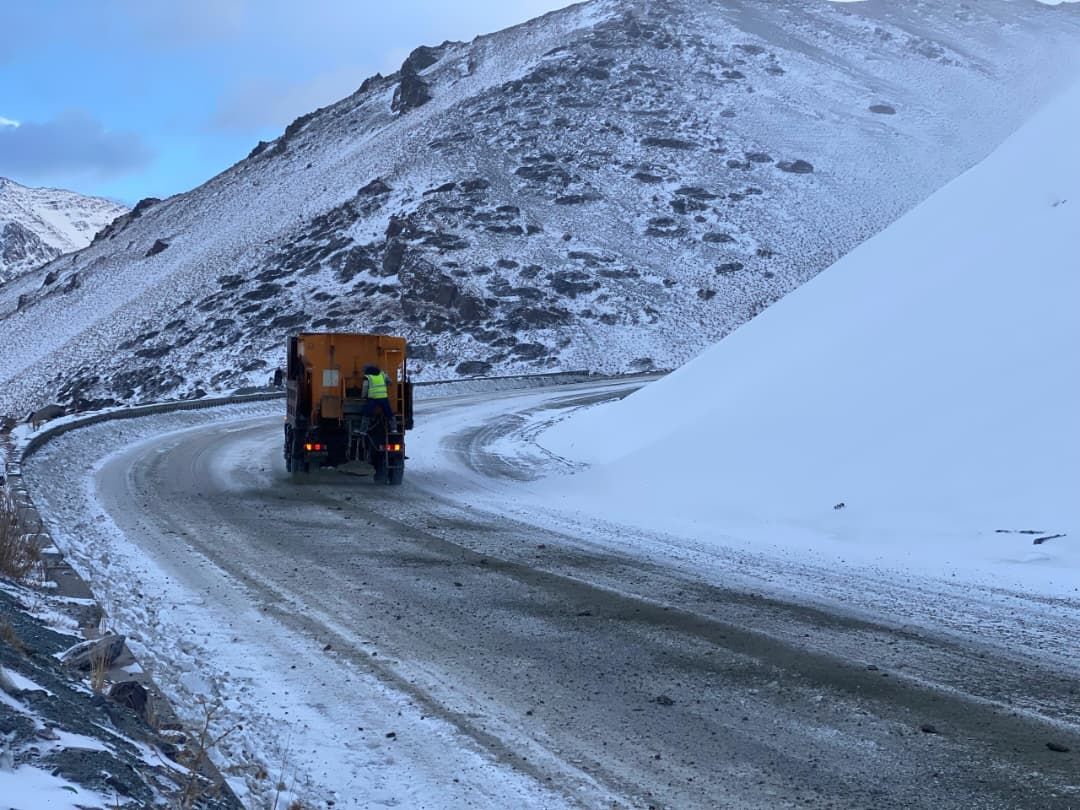 Кар жаап жаткан аймактарда жол тейлөө кызматтары күнү-түнү иштөдө