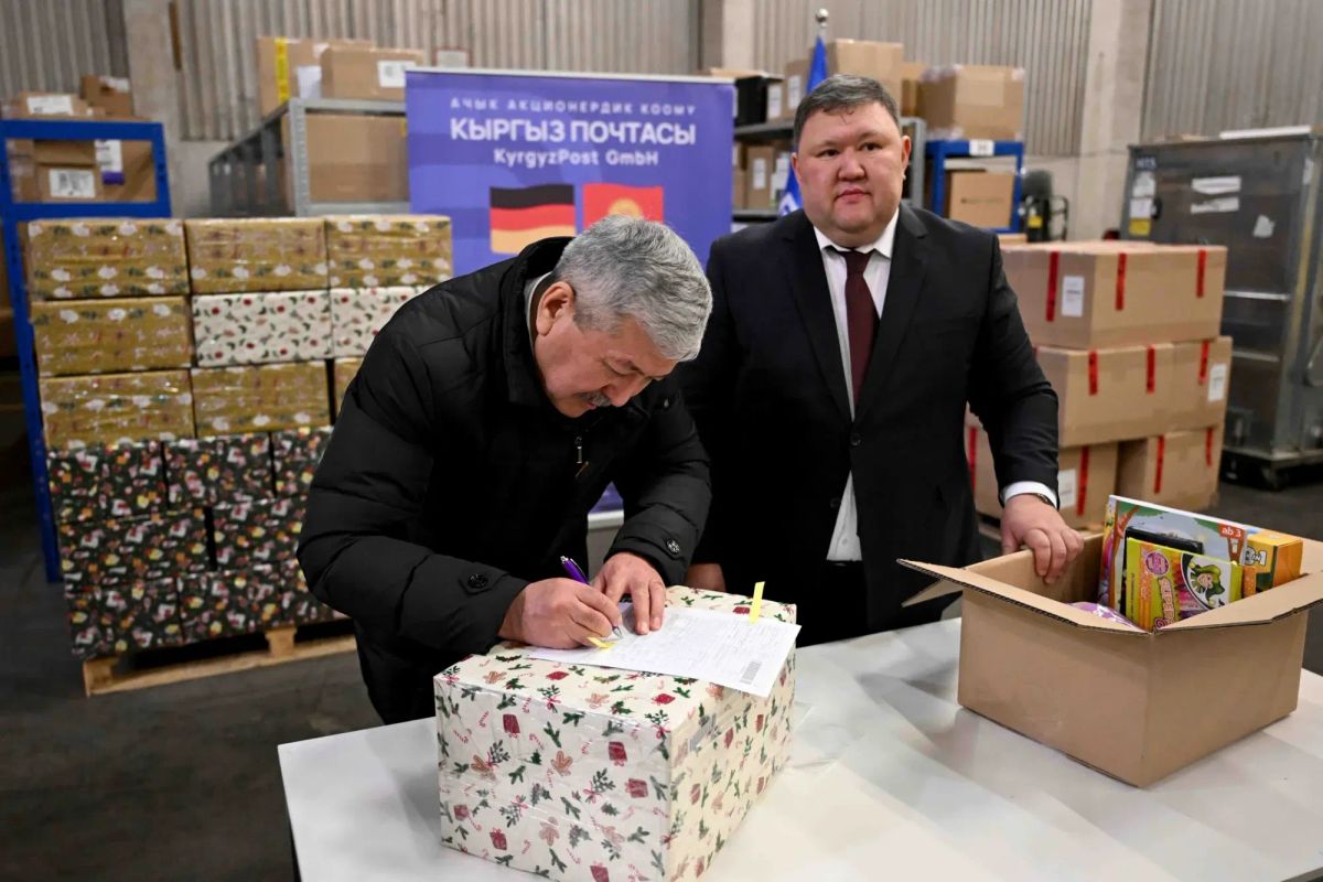 А.Касымалиев Германиядан салган белектер бөбөктөргө жетти