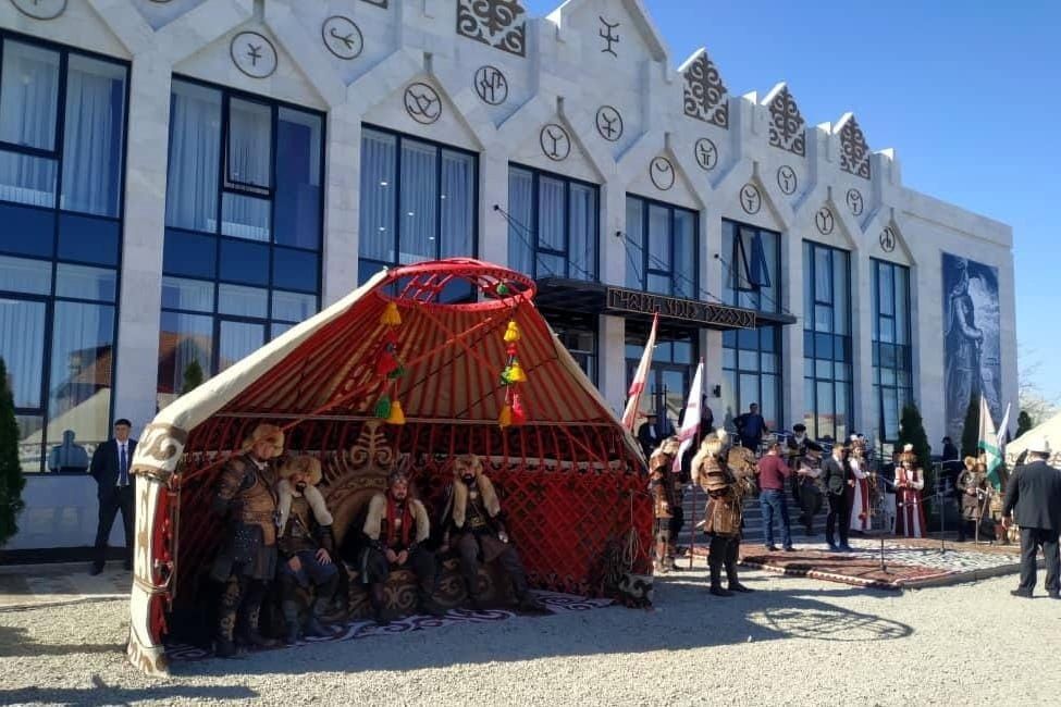 "Манас" театрындагы манасчылардын ортосунда чатак чыгып, иликтөө башталды