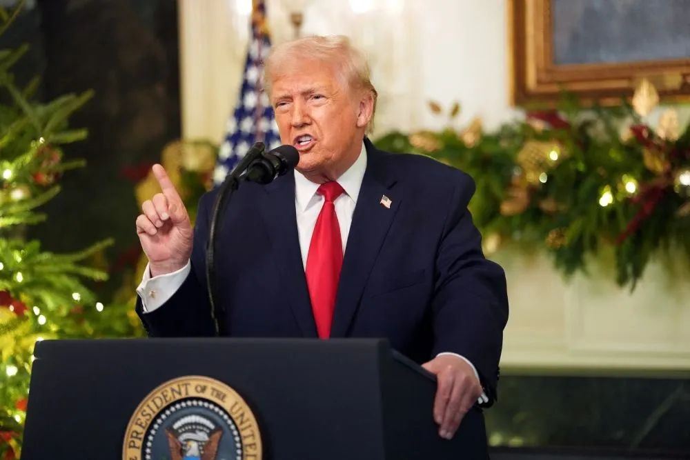 Дональд Трамп өзүнө өзү 1 млрд доллар компенсация талап кылат