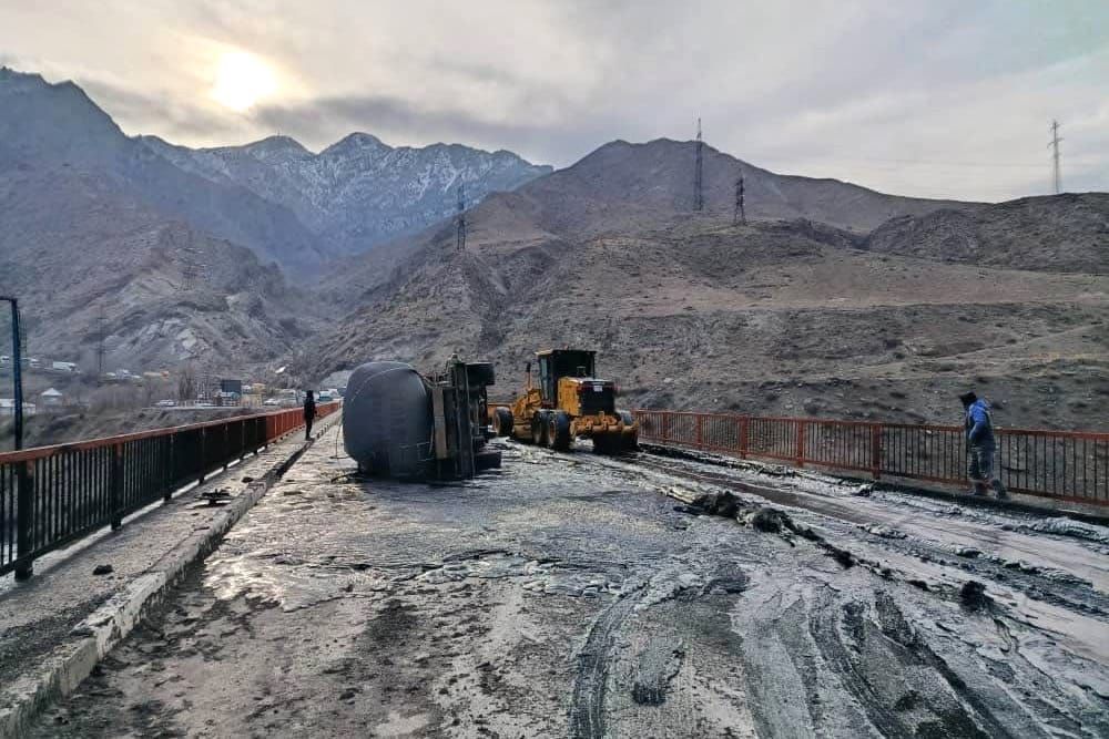 Бишкек-Ош жолунда мазут ташыган бензовоз оодарылып, кыймыл бир тараптуу жүрүүдө