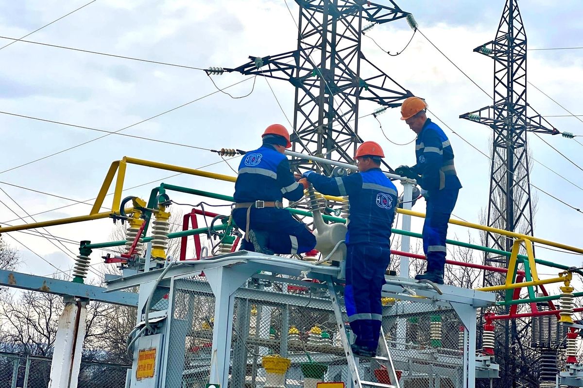 Баткенде эски электр өчүргүчтөрү жаңы вакуумдук жабдуулар менен алмаштырылды