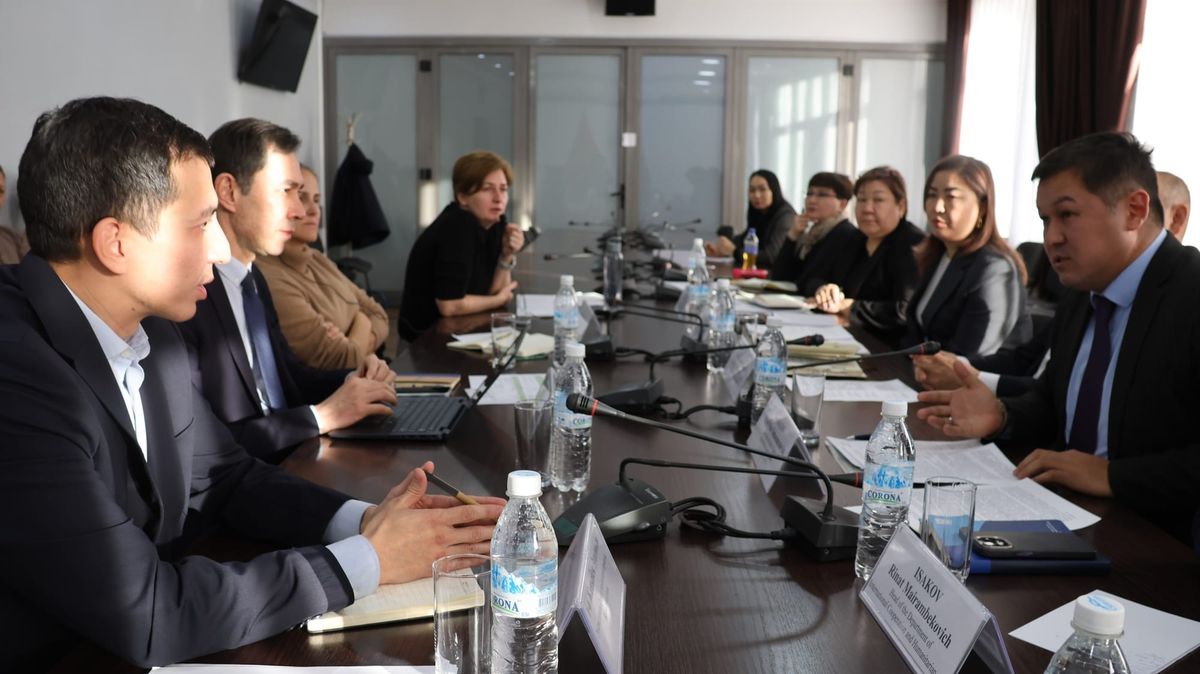 Эмгек министрлиги социалдык жардам жана жумуш мүмкүнчүлүктөрүн талкуулады