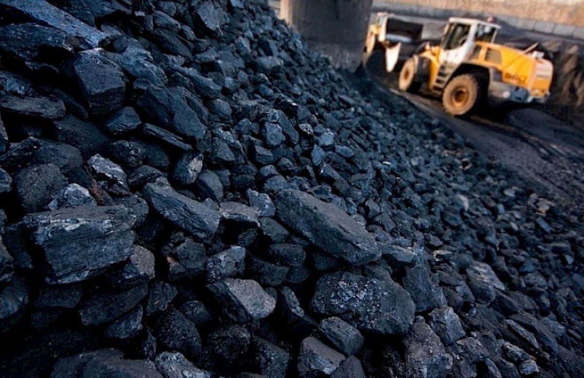 Нарын шаарына 500 тонна көмүр жеткизилип 5500 сомдон сатылып жатат