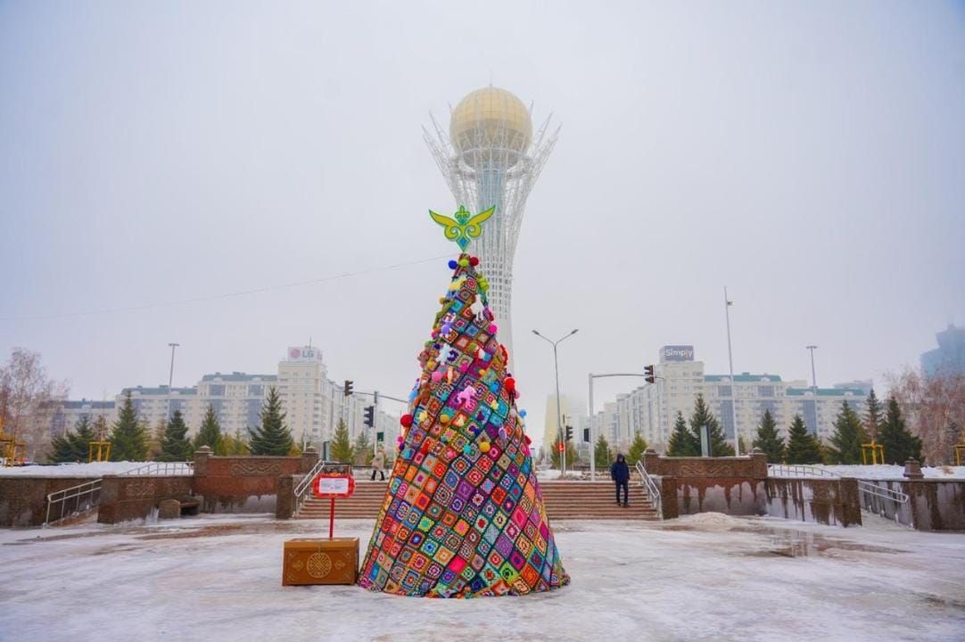 Астанада жаңы жылдык курак балаты орнотулду