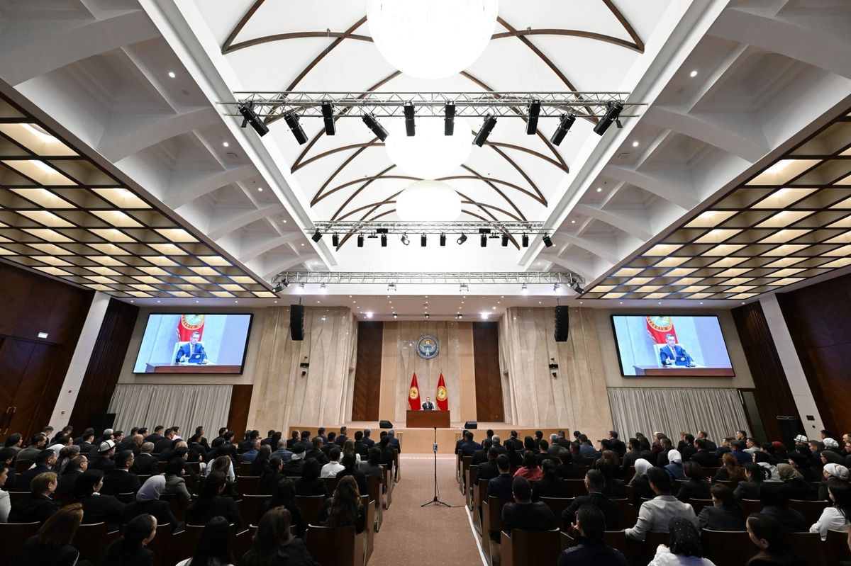 Президент жеңил өнөр-жай тармагынын көйгөйлөрүн чечүүнү тапшырды