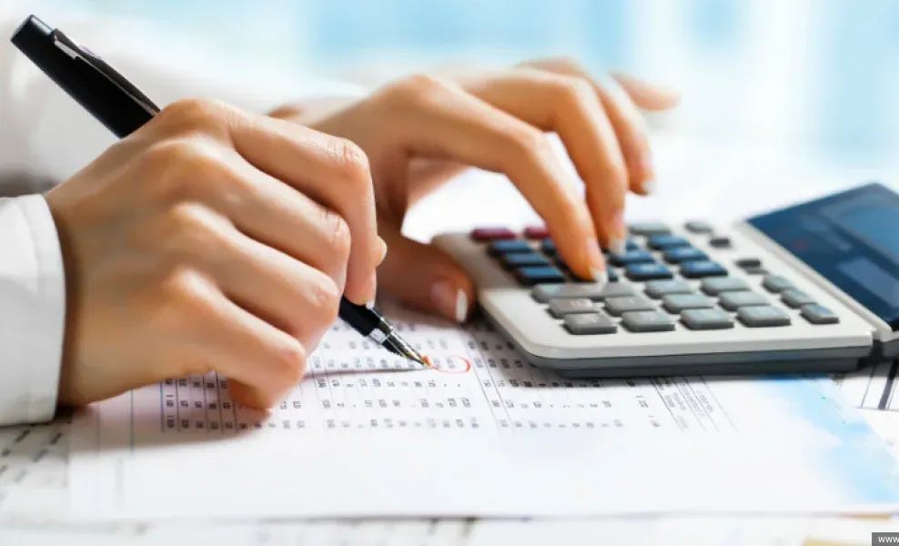 Мыйзамсыз кармалып келген салык төгүмдөр жүздөгөн Казакстандын жаранына кайтарылып берилди