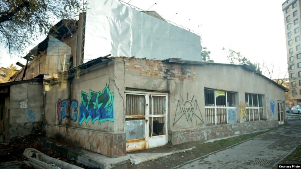 "Чатыр-Көл" кинотеатрынын имараты Бишкек мэриясынын карамагына өткөрүлдү