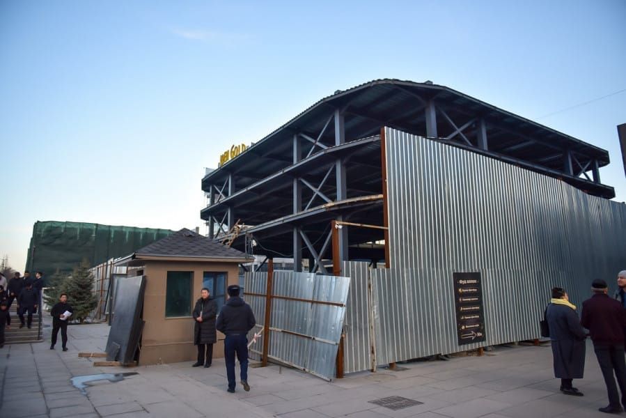 "Айчүрөк" соода борборунун жанындагы курулуш бузула баштады