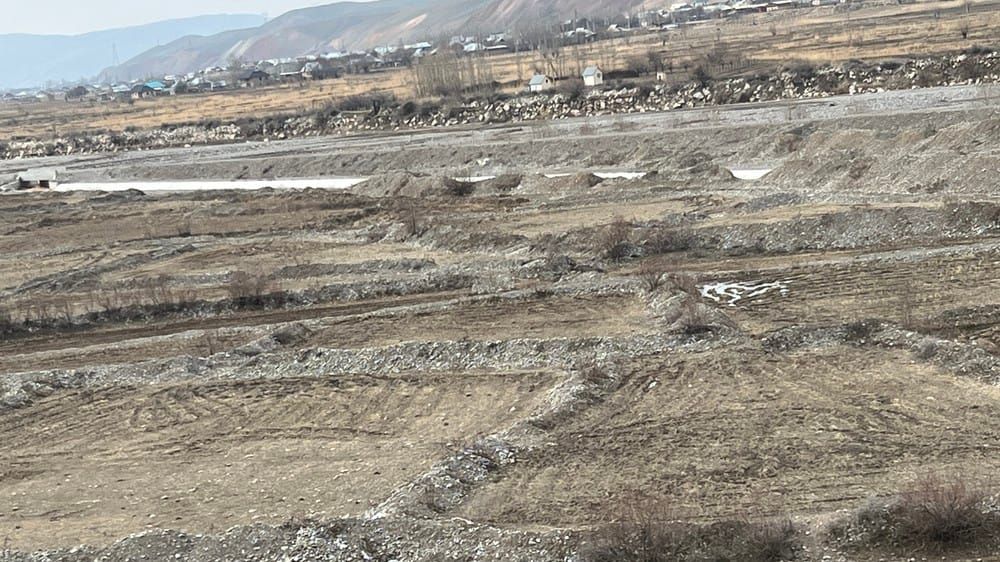 Көк-Арт дарыясынын жээгинде жаңы жол курулуп жатат