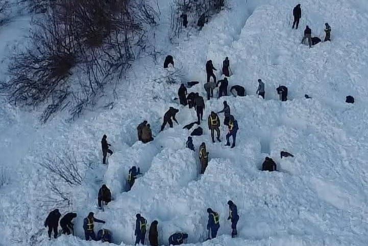 Кар көчкү алдында калган жаранды издөө иштери уланууда