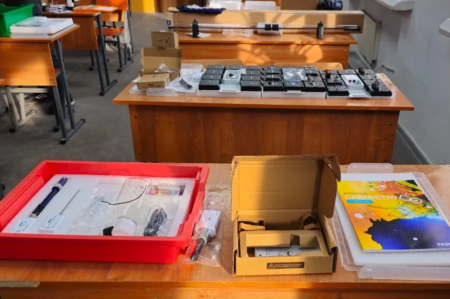 Кыргызстандагы 220 кластердик мектеп заманбап STEM жабдуулар менен камсыздалды