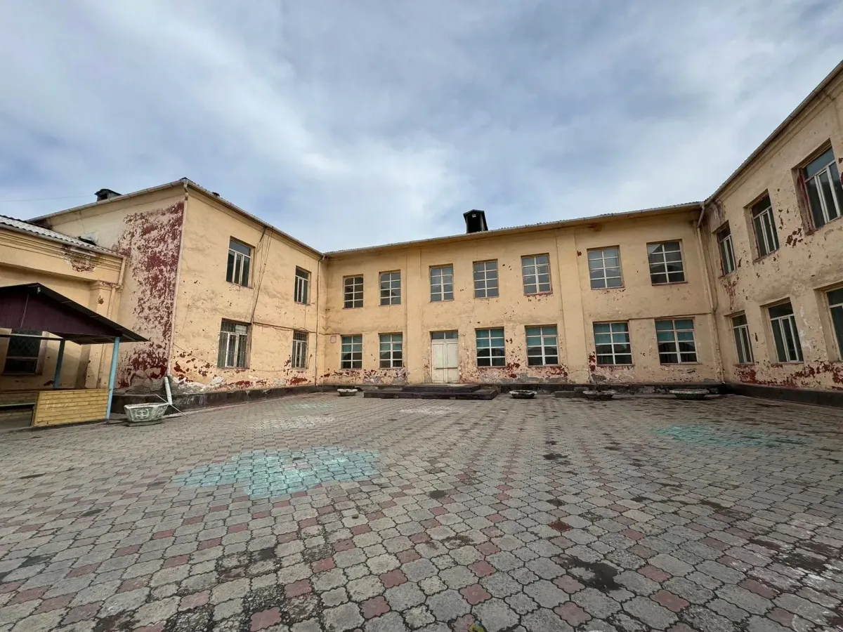 Ошто 100 жыл мурун курулган мектептин ордуна жаңысы курулат