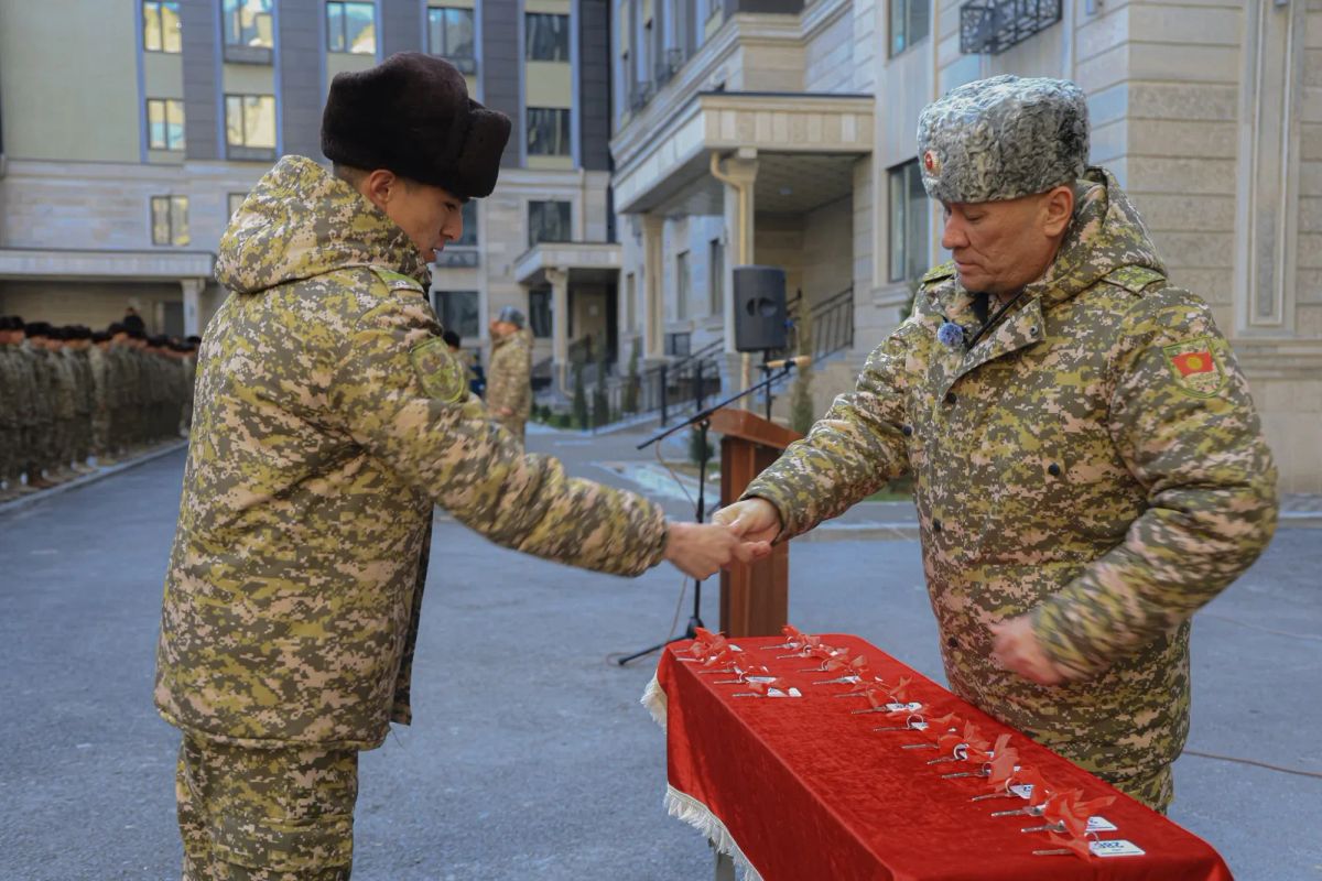 Манас шаарында 167 аскер кызматкерине ипотекалык батир тапшырылды