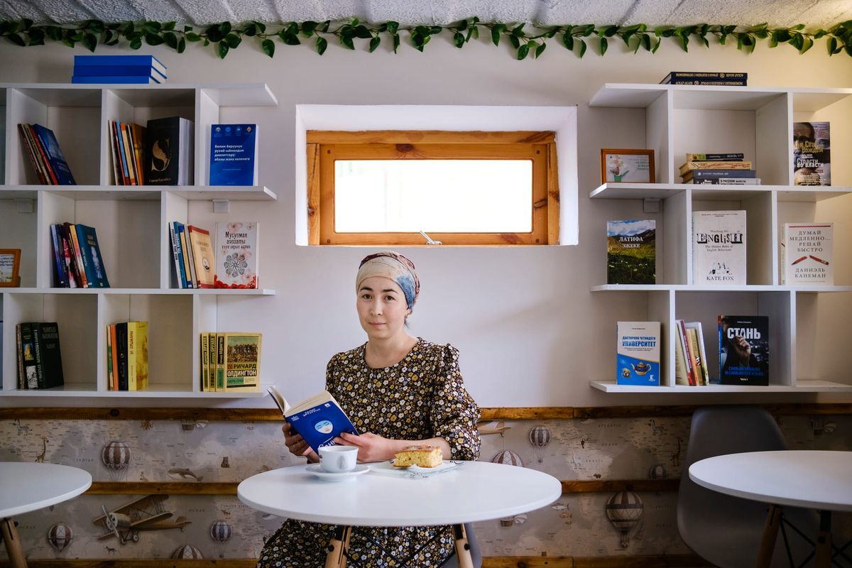 Кыялдан бизнеске карай: Баткенде окуучулар үчүн “Book&Bite” окуу жана тамактануу жайын ачкан Дүйшөнкул Садыков менен эксклюзивдүү маек