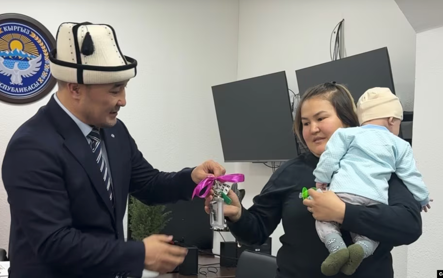 МИК 5 айлык баласы менен  курьер болгон келинге батир тапшырды