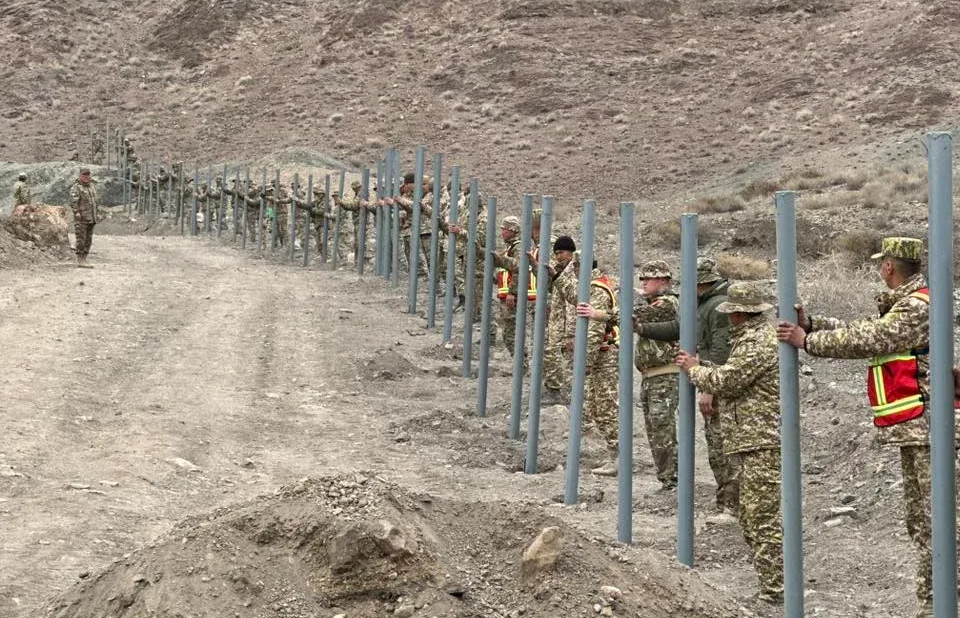 Баткенде кыргыз-тажик чек арасын тосуу иштери кайра жанданды