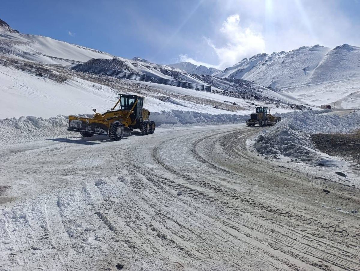 Ашууларда каттам үзгүлтүксүз: жол тазалоо иштери жүргүзүлүүдө