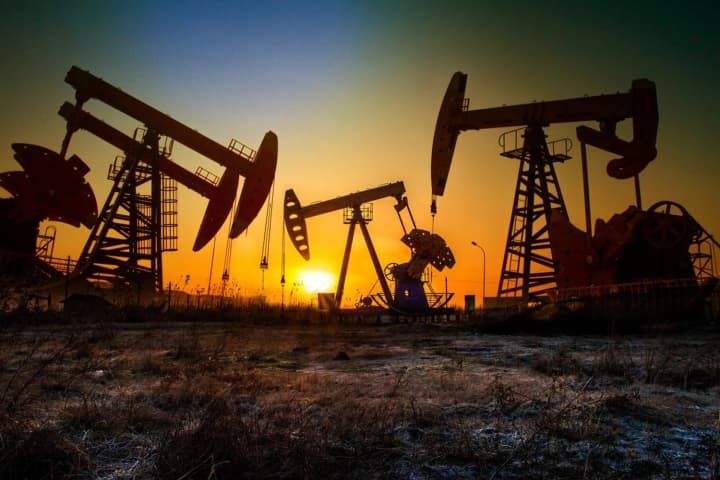 Перс булуңундагы өлкөлөрдө мунай өндүрүү 60%га кыскарды