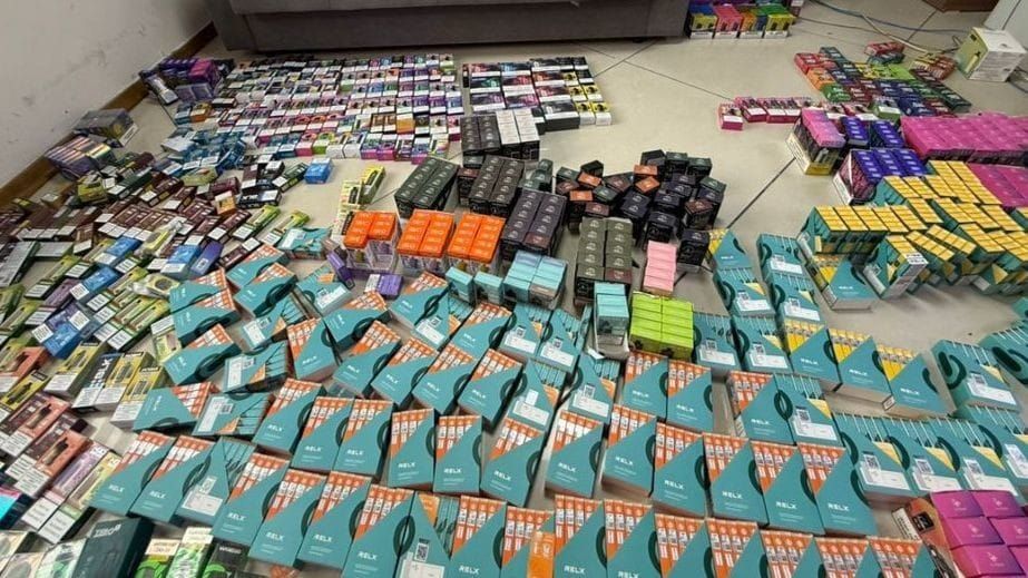 Салык кызматы 3 млн сомдук тыюу салынган электрондук сигаретти кармады