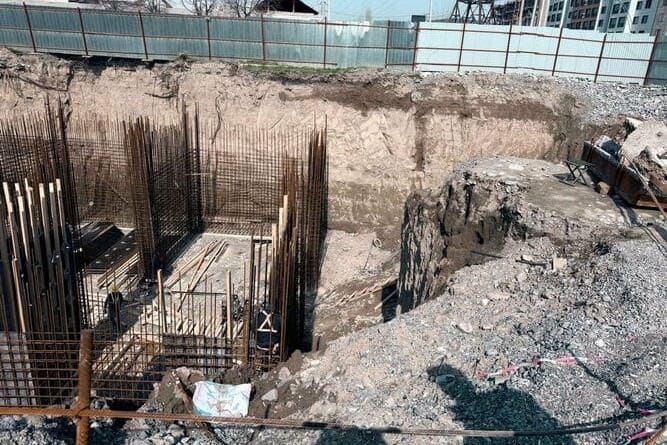 Манас шаарында курулуш эрежелери сакталбаган 14 кабаттуу үйдүн курулушу токтотулду