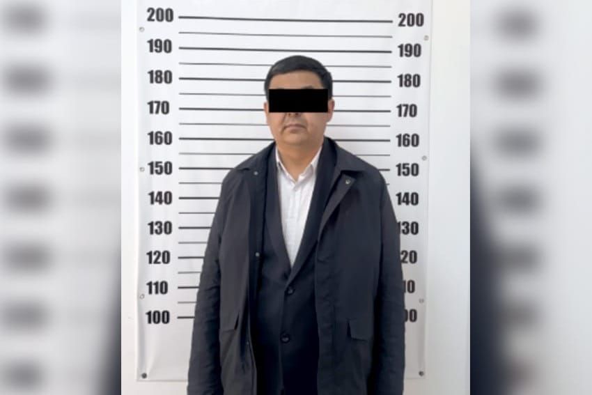 Нарында мектеп директорлорунан акча талап кылган чиновниктер кармалды