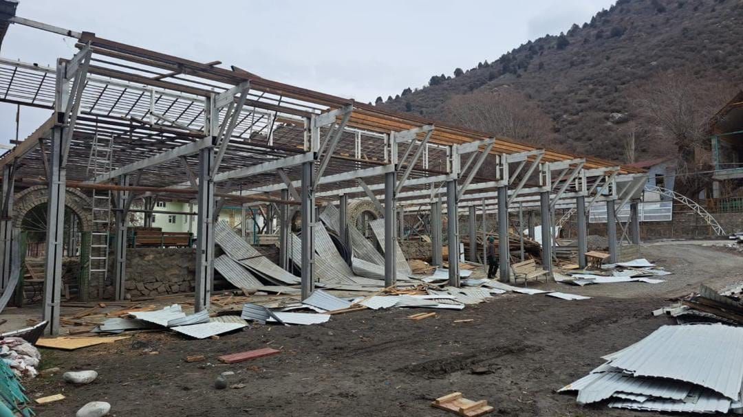 Оштогу суу коргоо зонасындагы мыйзамсыз курулуштар буздурулууда