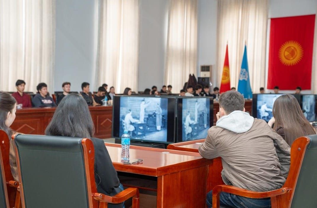 Оливер Стоундун “Атом” даректүү тасмасы Кыргызстандын энергетикасынын келечеги тууралуу талкууну жаратты