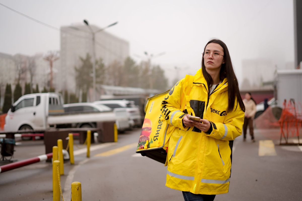 «Сиз чын эле курьерсизби?» Наабайчылыкты тамак жеткирүү иши менен алмаштырган бишкектик кыздын баяны