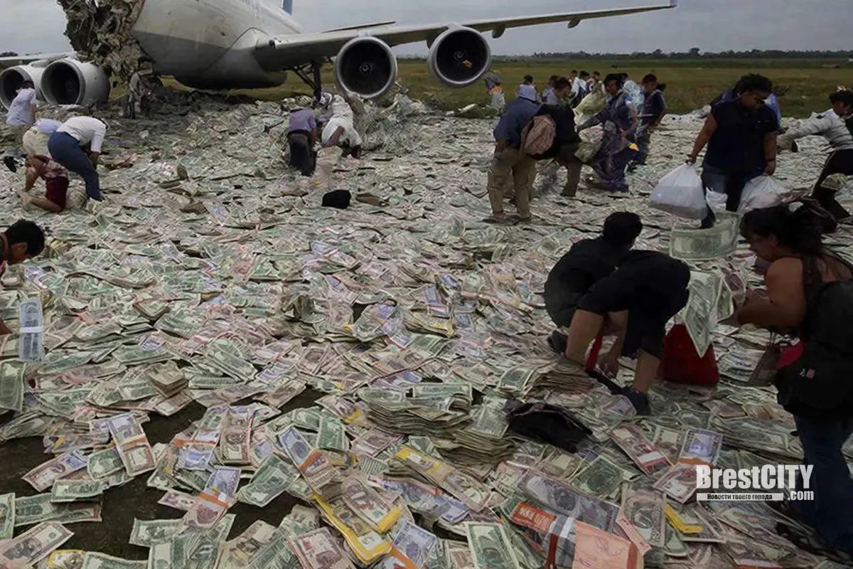 Боливияда акча ташыган учак кулап, эл аларды талап кетүүгө аракет кылышты