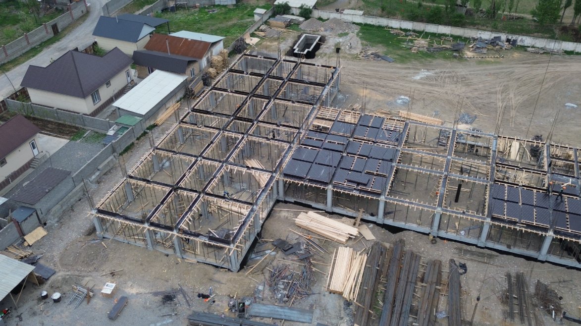 Манас шаарында 375 орундуу заманбап мектеп курулуп жатат