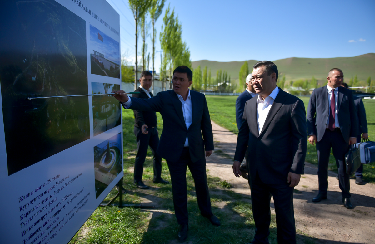 Садыр Жапаров Кара-Кулжадагы ири курулуш долбоорлору менен таанышты