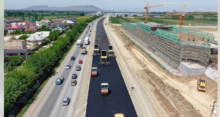 Ош шаарындагы ири көчөгө асфальт төшөлүүдө