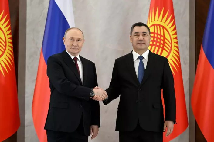 Садыр Жапаров Владимир Путин менен жолугат