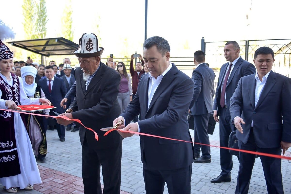 Президент Кара-Кулжа айылында Калкты тейлөө боюнча маданий борборду ачты