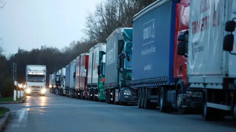 Депутат 4,6 миң кыргыз жүк ташуучуларынын кызыкчылыктарын коргоону демилгеледи