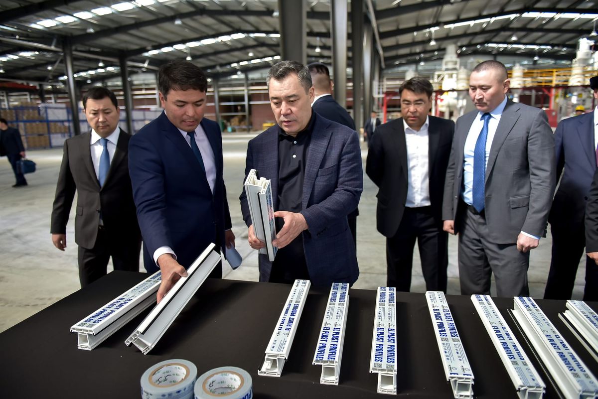 Садыр Жапаров Ошто “Эл Пласт” ишканасынын ишмердүүлүгү менен таанышты