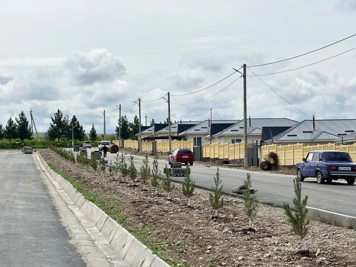 Баткенде чек арадан көчүрүлгөн тургундар үчүн жаңы конуштар курулууда