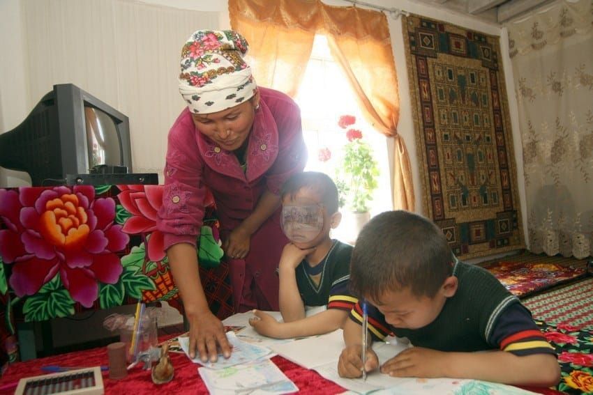 Ата-энеси жакындарына калтырып кеткен балдар 84 миңди түзөт