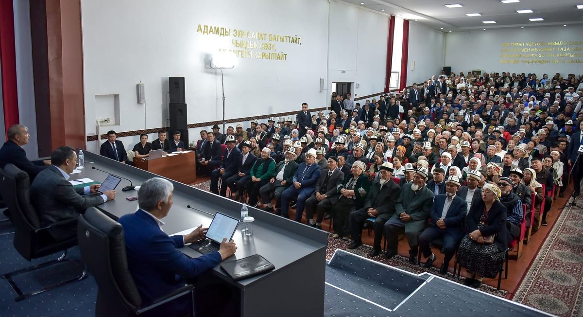 Президент Садыр Жапаров Кара-Суу районунун тургундары менен жолугушту
