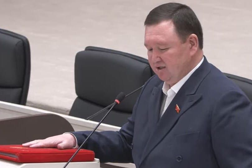 Мирлан Жээнчороев  депутат катары ант берди