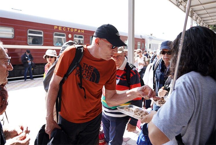 Улуу Жибек жолу поезди менен Европадан, АКШдан 60тан ашуун турист Бишкекке келди