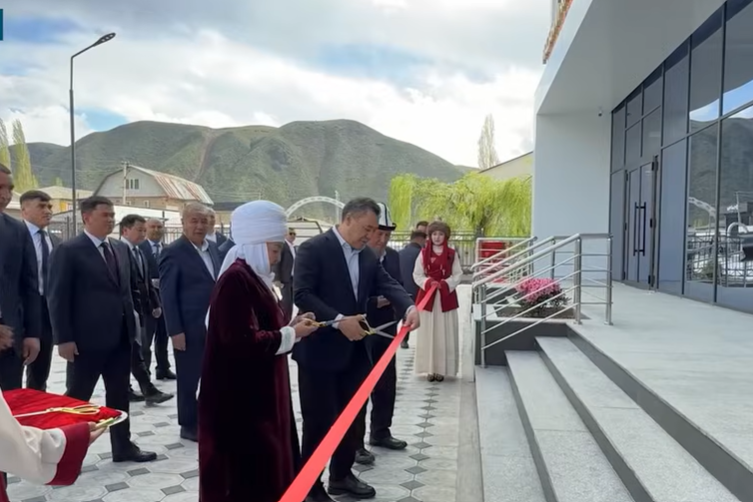 Президент Садыр Жапаров Гүлчө шаарында калкты тейлөө жана маданият борборун ачты