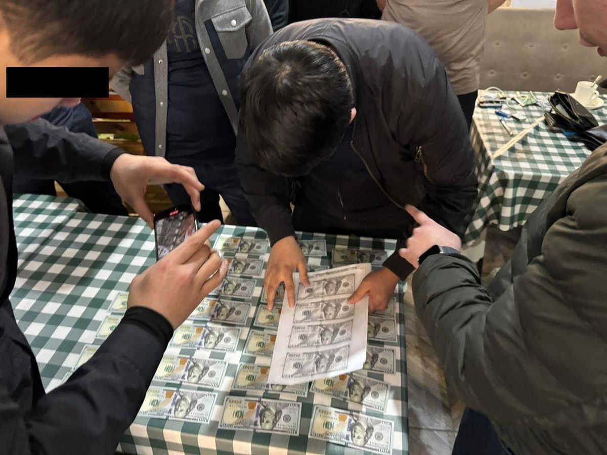 УКМК жасалма акчаны тараткан кылмыштуу топту аныктады