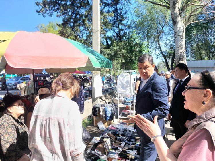 Бишкек мэри Фучик көчөсүндөгү жайма базардагы соодагерлерге эскертүү берди