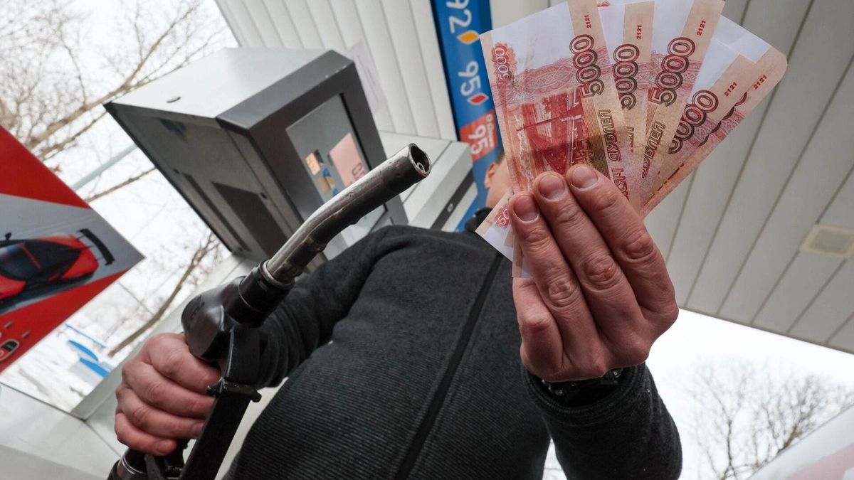 Россияда бензиндин баасы литрине 100 рублга чейин өсүшү мүмкүн