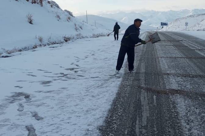 Долон ашуусунда кар жаап жатат