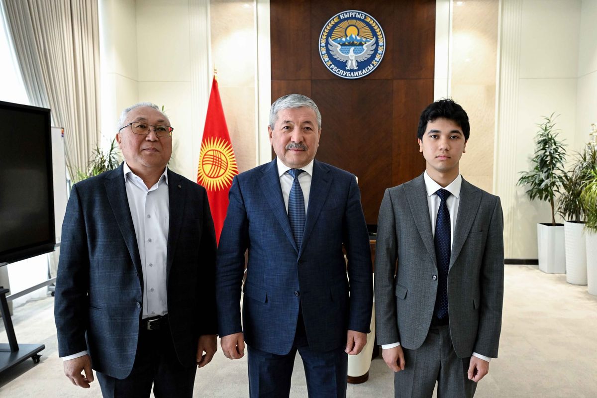 Адылбек Касымалиев Стэнфорд университетине тапшырган кыргызстандык  жигитти куттуктады