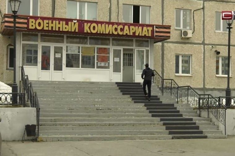 Аскер комиссариаттын кызматкери акча алып жатканда кармалды